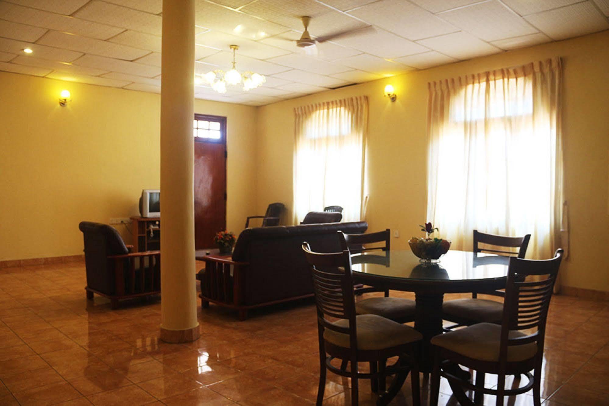 Hotel Red Rose Negombo Exterior foto